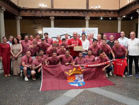 Imagen Un día después de lograr el ascenso a Tercera RFEF, la plantilla del Turégano recibe en el Palacio de la Diputación la felicitación de...