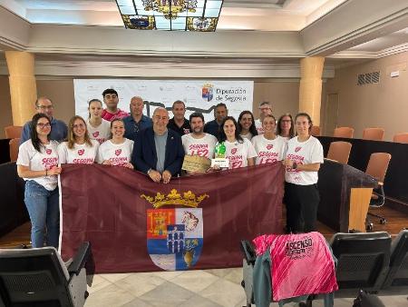 Imagen El Spordeporte Cochinillo Segoviano visita la Diputación tras su ascenso a Liga Femenina 2