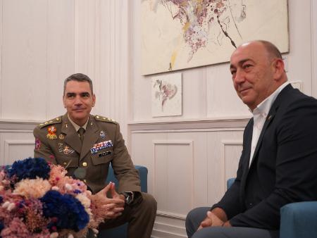 Imagen El presidente de la Diputación recibe al nuevo coronel director de la Academia de Artillería, Rafael de Felipe Barahona, y ambos se comprometen a mantener la buena sintonía entre las dos instituciones