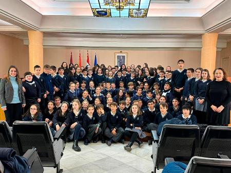 Imagen Escolares del colegio M.M. Concepcionistas conocen el funcionamiento de la Diputación dentro de las actividades conmemorativas de la...