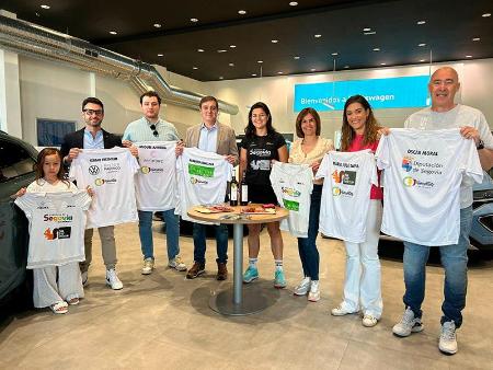 Imagen Magdalena Rodríguez y Óscar Moral acompañan a la jugadora de pádel segoviana, Jimena Velasco, en la presentación de sus patrocinadores